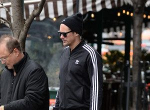 Holivudski zavodnik postao OTAC? Aleksandar Skarsgard je PRVI put viđen sa ŽENOM i DETETOM na ulicama Njujorka