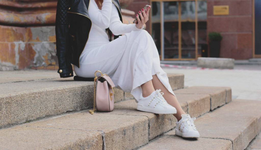 Najprodavanije patike su ušle u ISTORIJU: Nose se i ove JESENI, a sjajno se KOMBINUJU i uz večernju haljinu