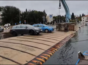 (VIDEO) VELIKO NEVREME U ISTRI: Na rivi u Puli automobili okruženi vodom, potopljeni Rovinj i Cres, voda ušla u kafiće i restorane