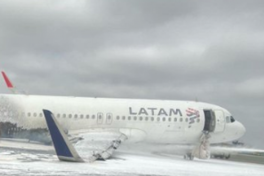 "Kada dobiješ drugu šansu": Preživeli su avionsku NESREĆU i napravili odmah selfi, a sada ih ljudi RAZAPINJU na društvenim mrežama