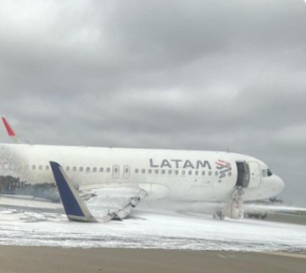 "Kada dobiješ drugu šansu": Preživeli su avionsku NESREĆU i napravili odmah selfi, a sada ih ljudi RAZAPINJU na društvenim mrežama