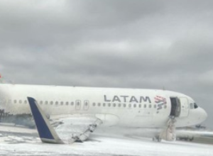 "Kada dobiješ drugu šansu": Preživeli su avionsku NESREĆU i napravili odmah selfi, a sada ih ljudi RAZAPINJU na društvenim mrežama