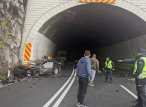 TEŽAK UDES KOD ZLATIBORA: Vozilu CG tablica izleteo motor na drugu stranu kolovoza