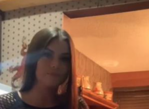 Tinejdžerka je pronašla MAMINU odeću iz mladosti: Kad je shvatila koliko je OSKUDNA nije mogla da dođe sebi (VIDEO)