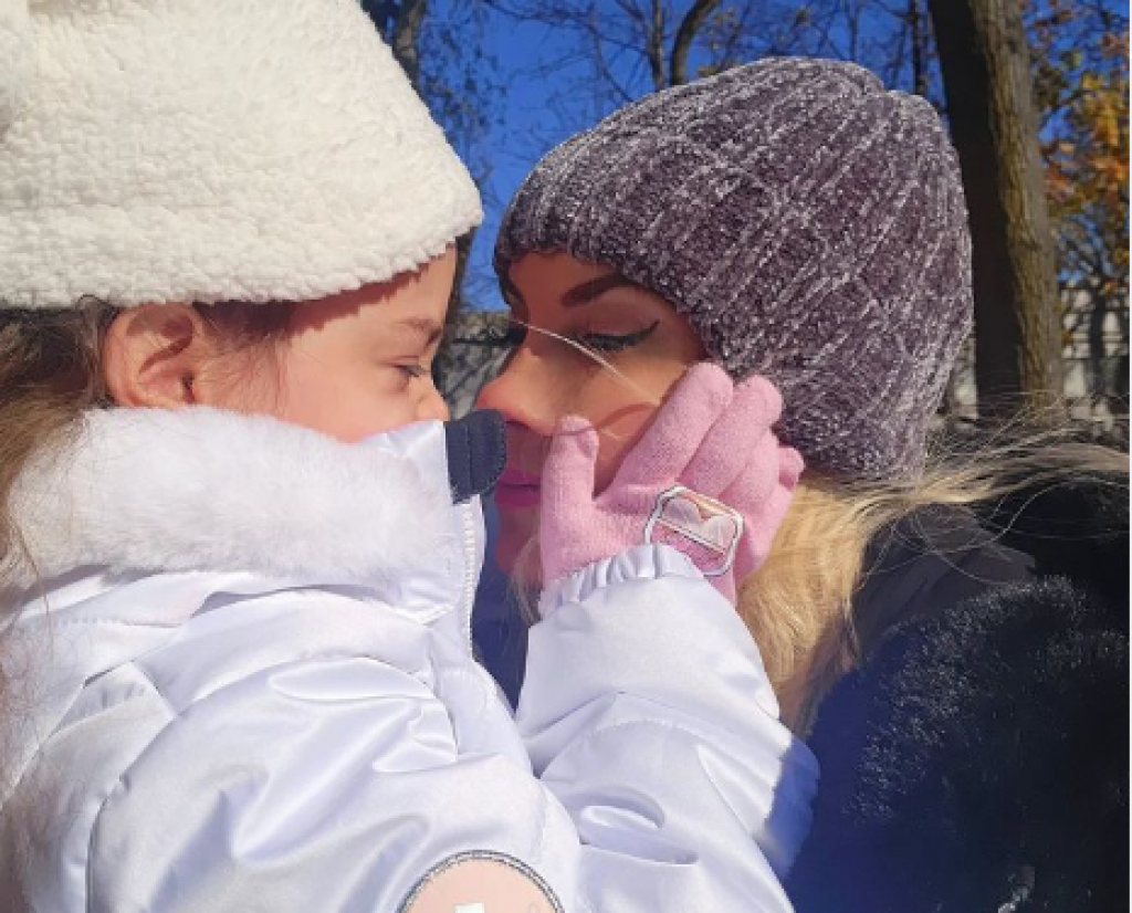 Slavna Srpkinja kupa dete u SUDOPERI: Na meti je OSUDA cele nacije koliko je RAZMAZILA ćerku