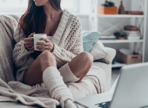 Za ovaj modni DODATAK kažu da je bio najveći KIČ OSAMDESETIH: Grejači za NOGE su preko noći postali ULTIMATIVNI trend, a žene ih kombinuju sa ČIZMAMA na koje smo svi ZABORAVILI