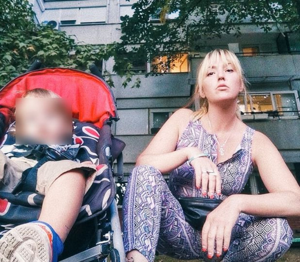 Srpska pevačica je sa rediteljem dobila OSMORO dece: U stanu na Novom Beogradu živi njih DESETORO, nemaju NIČIJU pomoć jer svako dete ima svoje zaduženje