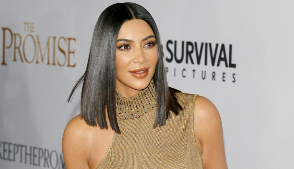 Fotošop ili plastične operacije? Kim Kardašijan se totalno IZOBLIČILA, svi gledaju u njeno LICE, upoređuju je sa Megan Foks