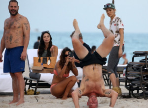 U 45. godini izvodi STOJ NA GLAVI: Slavni muzičar je DOKAZ da muškarac može da izgleda SAVRŠENO iako nije u DVADESETIM