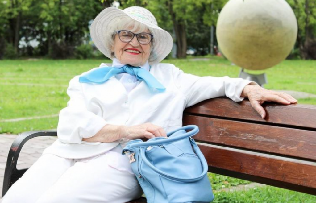 Baka Olga (90) NE PIJE lekove, ali nikad NE KUKA: Ima dečka Aleksandra, a njen savet za sreću raspametio je ceo svet! (FOTO)