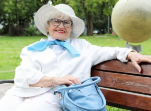 Baka Olga (90) NE PIJE lekove, ali nikad NE KUKA: Ima dečka Aleksandra, a njen savet za sreću raspametio je ceo svet! (FOTO)