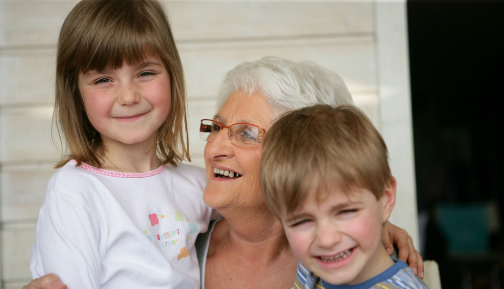 Imam 5 razloga zašto baba i deda ne treba da čuvaju decu: Prave grešku koja više nikada ne može da se ispravi