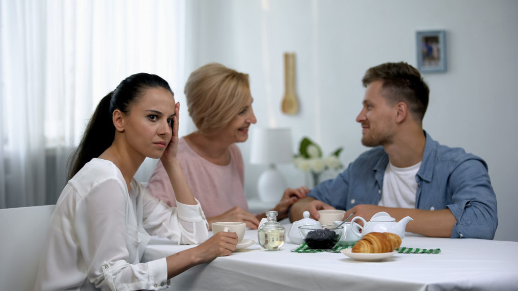 Najgore SVEKRVE se rađaju u ova TRI horoskopska znaka: Zbog njih se RAZVODITE u sekundi, smeškaju vam se a prave pravi PAKAO!