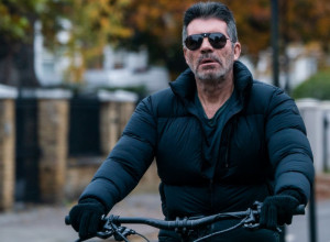 Potpuno je NEPREPOZNATLJIV: Slavni voditelj šoua "Ja imam talenat" je toliko PRETERAO sa botoksom, da je lice počelo da mu se TOPI