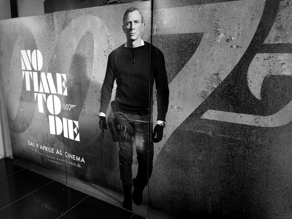 Šuška se da je ovo NOVI Džejms Bond: Izgleda kao BOG, a supruga mu je poznata rediteljka koja je od njega STARIJA 23 godine!