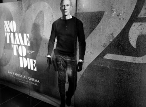 Šuška se da je ovo NOVI Džejms Bond: Izgleda kao BOG, a supruga mu je poznata rediteljka koja je od njega STARIJA 23 godine!