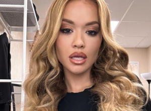 Pevačica Rita Oro ponovo ŠOKIRA: Pojavila se na rođendanu u HALJINI koja više OTKRIVA nego što POKRIVA!