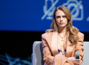 Kara Delevinj se OFARBALA u OVU boju i izgleda kao MILION DOLARA: Nijansa koja pristaje svima ponovo je TREND broj jedan, žene su načisto POLUDELE za njom!