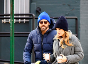 Koliko je RUŽAN, toliko je PRAKTIČAN: Svi komentarišu KAPUT holivudske lepotice, trenutno je NAJPRODAVANIJI ali i NAJRUŽNIJI trendi komad