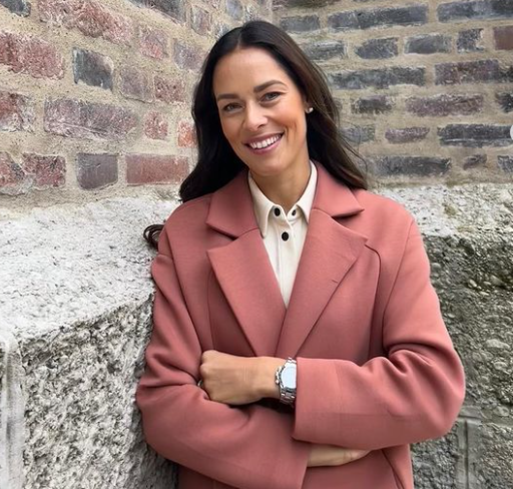 Jesenje, slojevito ali SA STILOM: Ana Ivanović DIKTIRA trend sezone 2022, jedan AKSESOAR je neizbežan ove godine i nabavlja se u Srbiji