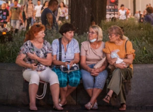 Ako ovako kombinujete garderobu, izgledaćete starije: Ovu grešku sa košuljom i pantalonama svi pravimo