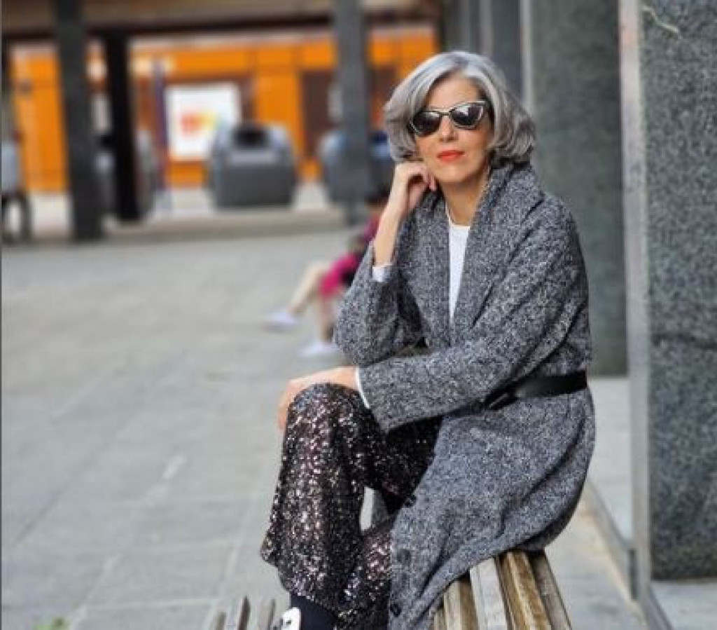 Modna influenserka (50), objasnila kako uvek da izgledate MLADO: Godine joj ništa ne mogu, a DŽEMPER za koji se opredelila možete kupiti manje od 5.000 dinara!