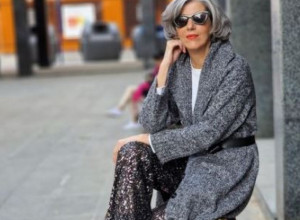 Modna influenserka (50), objasnila kako uvek da izgledate MLADO: Godine joj ništa ne mogu, a DŽEMPER za koji se opredelila možete kupiti manje od 5.000 dinara!