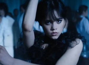 Zvezda HIT serije "Sreda" polako postaje MODNA ikona: Ponela je KAPUT koji će ovog proleća biti vodeći TREND, Srpkinje ga već OBOŽAVAJU!