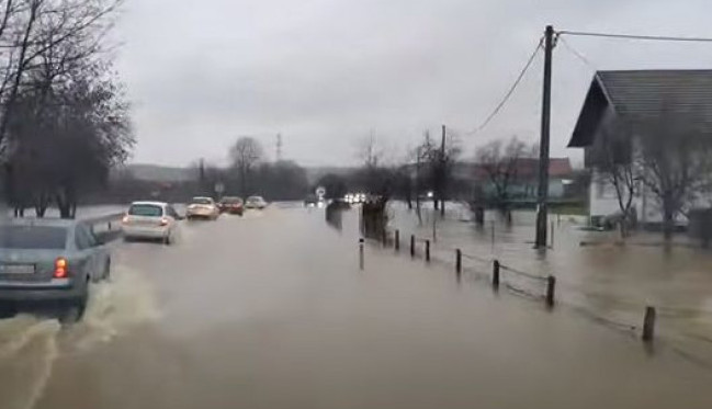 UZBUNA U HERCEGOVINI: Evakuišu meštane, reka preti kućama, Gacko na UDARU jakog NEVREMENA (FOTO)