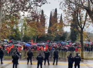 ČUVARI MILOVOG POŠTENJA NAPRAVILI KOLAPS U PODGORICI: Blokirane saobraćajnice, kilometarske kolone, česti i udesi