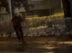 (VIDEO) HOROR U BANJALUCI: Starac MAČETOM jurnuo na prolaznike
