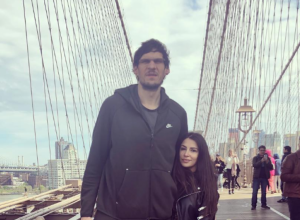 Žena Bobana Marjanovića ZAPALILA Instagram: U USKOJ, provokativnoj HALJINI, a dekolte pridržava samo jedan LANAC!