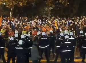 HAOS ISPRED SKUPŠTINE U PODGORICI: Napad pod fantomkama - pristalice DPS odbijaju da se raziđu (VIDEO/FOTO)