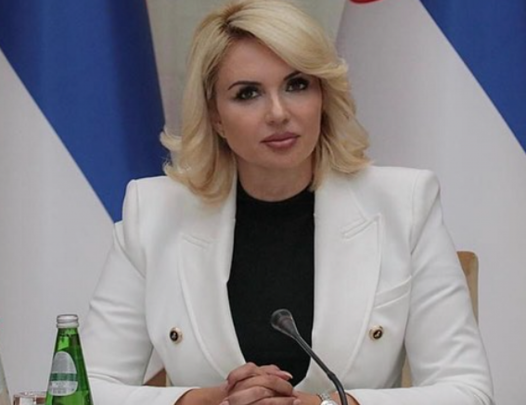 Sako Darije Kisić IDEALNO ističe STRUK: Savršen je uz CRNU kombinaciju i jako je ELEGANTAN