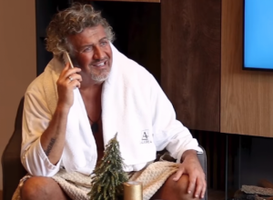 Voditelj odneo titulu kralja ORIGINALNOSTI: Maca je okitio jelku u TOALETU,  a još kad vidite u kom delu, nećete znati da li da se SMEJETE ili PLAČETE