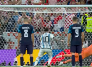 "GOL IM MUŠKI DADE ISPOD PREČKE I OPRAVI KUĆI SLUGE BEČKE": Epski pesnik PEROŠEVIĆ potkačio i crnogorsku "elitu"