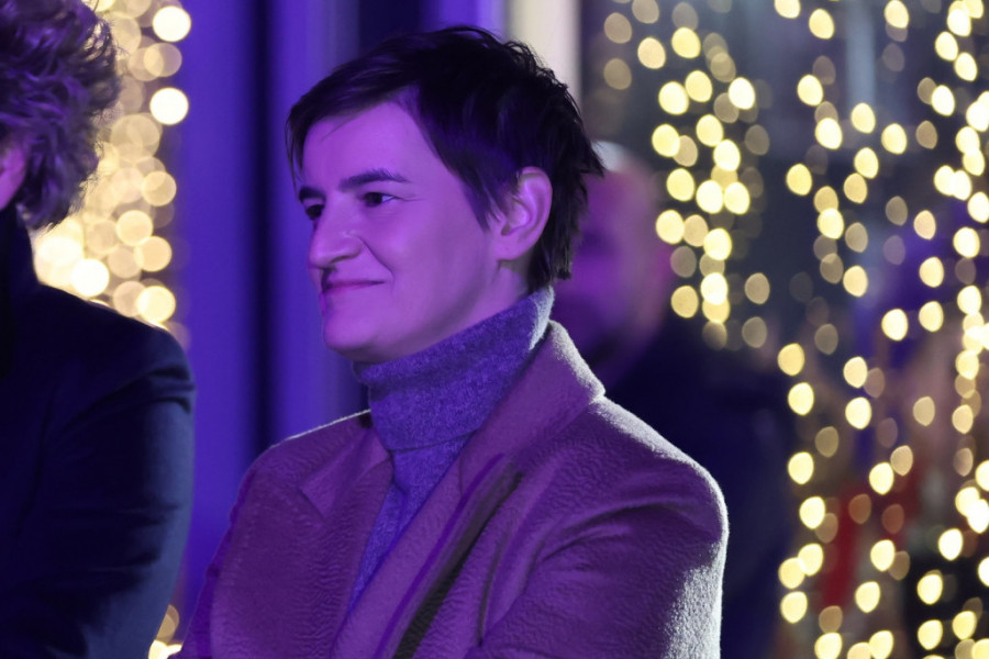 Ana Brnabić prošetala sa MAJKOM Ružicom: Premijerka veoma LIČI na nju, a i SAVRŠENO su uparile modne kombinacije
