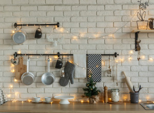 Inspiracija za novogodišnju dekoraciju KUHINJE: Ideje za pripremanje hrane uz PRAZNIČNO raspoloženje koje će vas oduševiti