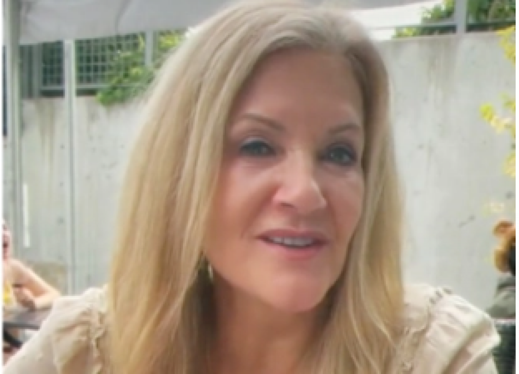 Ima 70 godina, a izgleda TRI decenije mlađe: Nikada nije išla "pod nož", mladolikost duguje jednostavnom triku