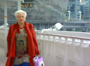 Prenzionerka (94) rasprodala sve i preselila se na LUKSUZNI kruzer: Tvrdi da je NAJBOGATIJA beskućnica na svetu, a ŽALI samo zbog ove stvari