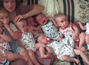 Ostala je trudna sa SEDMORKAMA: Za ČETIRI bebe su joj predlagali ABORTUS, a evo kako izgledaju OSAMNAEST godina kasnije