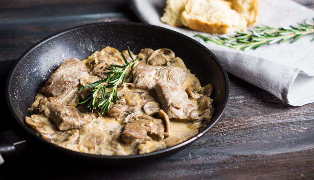 Recept za SVINJSKI vrat u sosu: Meso se TOPI u ustima, a tajna je u OVOM začinu!