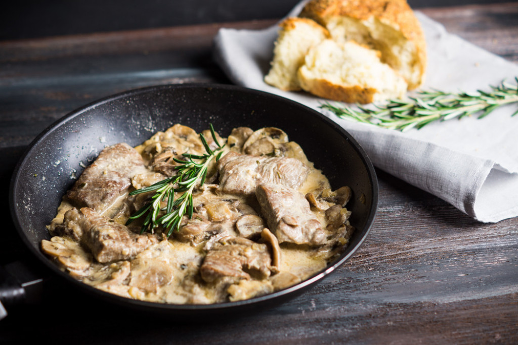 Recept za SVINJSKI vrat u sosu: Meso se TOPI u ustima, a tajna je u OVOM začinu!