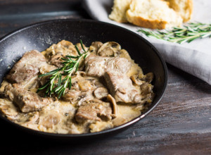Recept za SVINJSKI vrat u sosu: Meso se TOPI u ustima, a tajna je u OVOM začinu!
