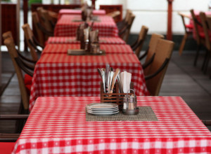 Radnica otkriva što se zapravo radi u restoranima: "Da sve OVO znate nikada ne biste jeli napolju"