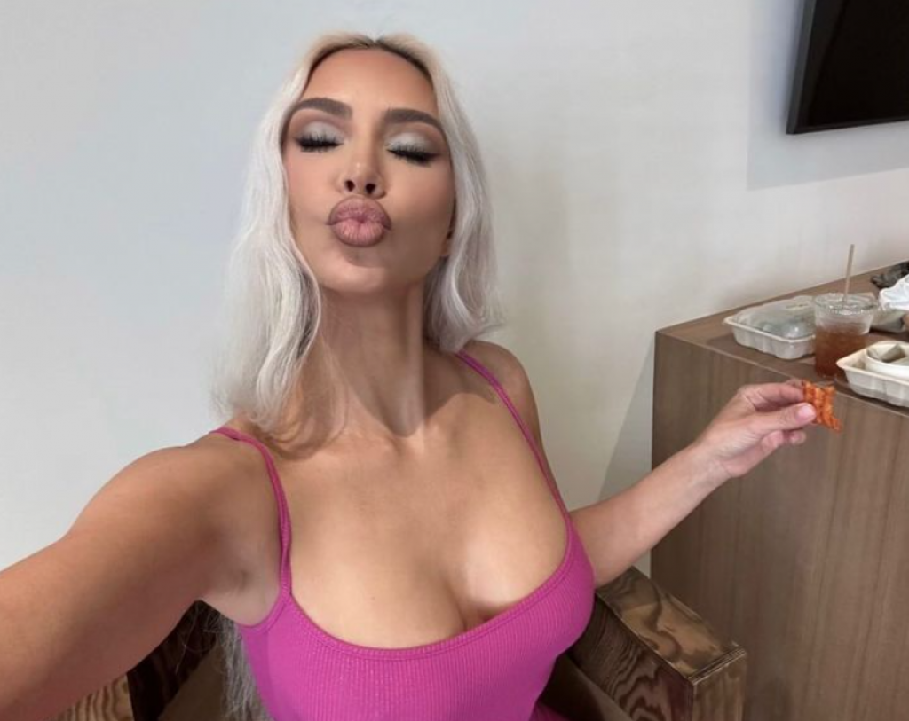Kim Kardašijan promenila BOJU kose i ZASIJALA: Ova SVETLUCAVA haljina je oborila sve REKORDE, u njoj izgleda kao KRALJICA!