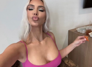 Kim Kardašijan promenila BOJU kose i ZASIJALA: Ova SVETLUCAVA haljina je oborila sve REKORDE, u njoj izgleda kao KRALJICA!