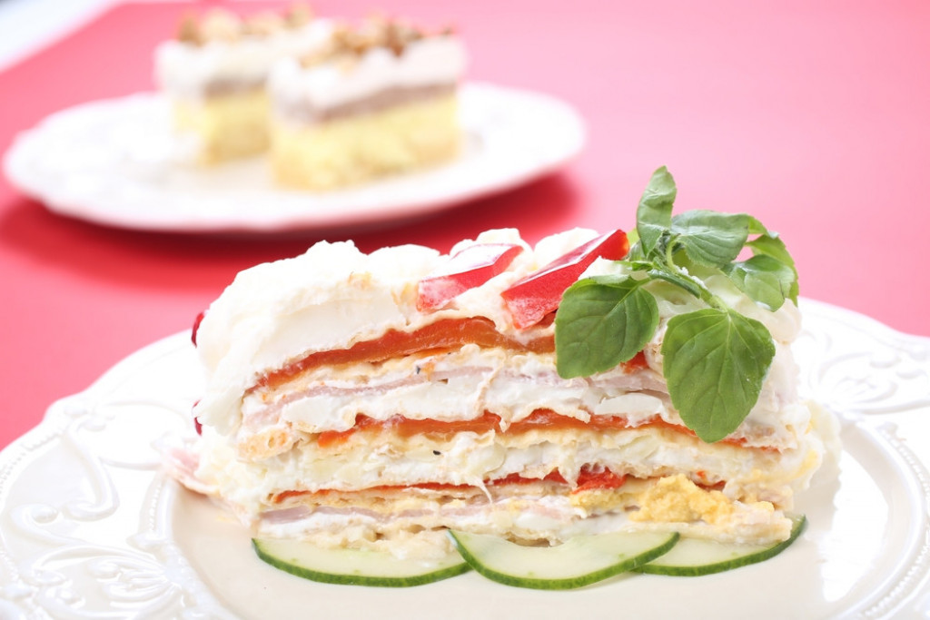 Ovo je NAJJEDNOSTAVNIJA slana torta: Pravi se za svega 20 minuta, a toliko je SOČNA da se topi u ustima!