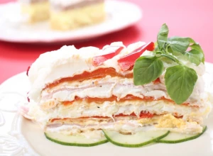 Ovo je NAJJEDNOSTAVNIJA slana torta: Pravi se za svega 20 minuta, a toliko je SOČNA da se topi u ustima!