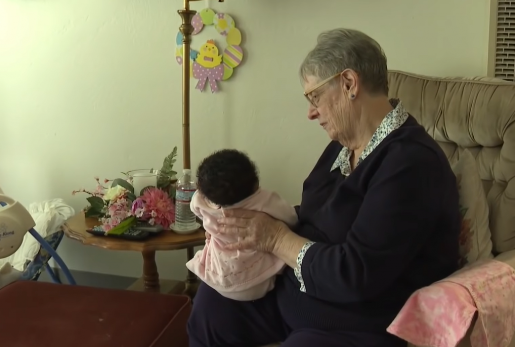 Ova baka je udomila 80 novorođenčadi tokom svog života: "Bog mi je dao DAR za ovo, slomi mi se SRCE kada odu od mene"